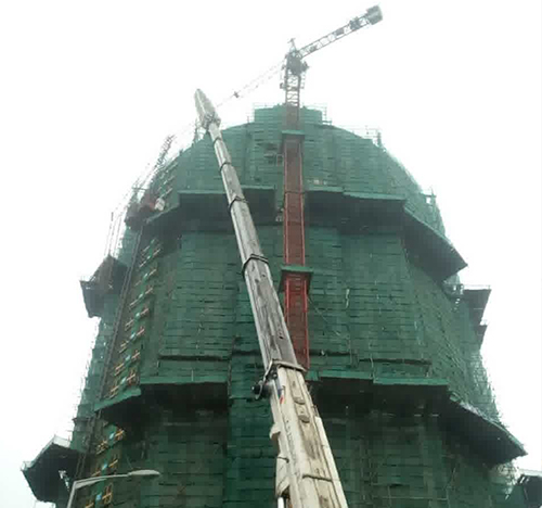 汉滨吊车在工地上作业